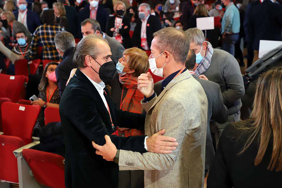 Demetrio Madrid, último presidente de Castilla y León del PSOE, intenta quitar la mascarilla a Óscar López. 