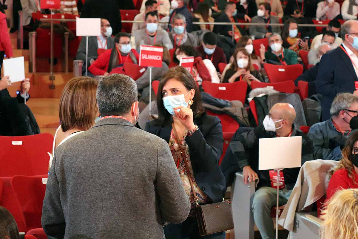 Demetrio Madrid, último presidente de Castilla y León del PSOE, intenta quitar la mascarilla a Óscar López. 