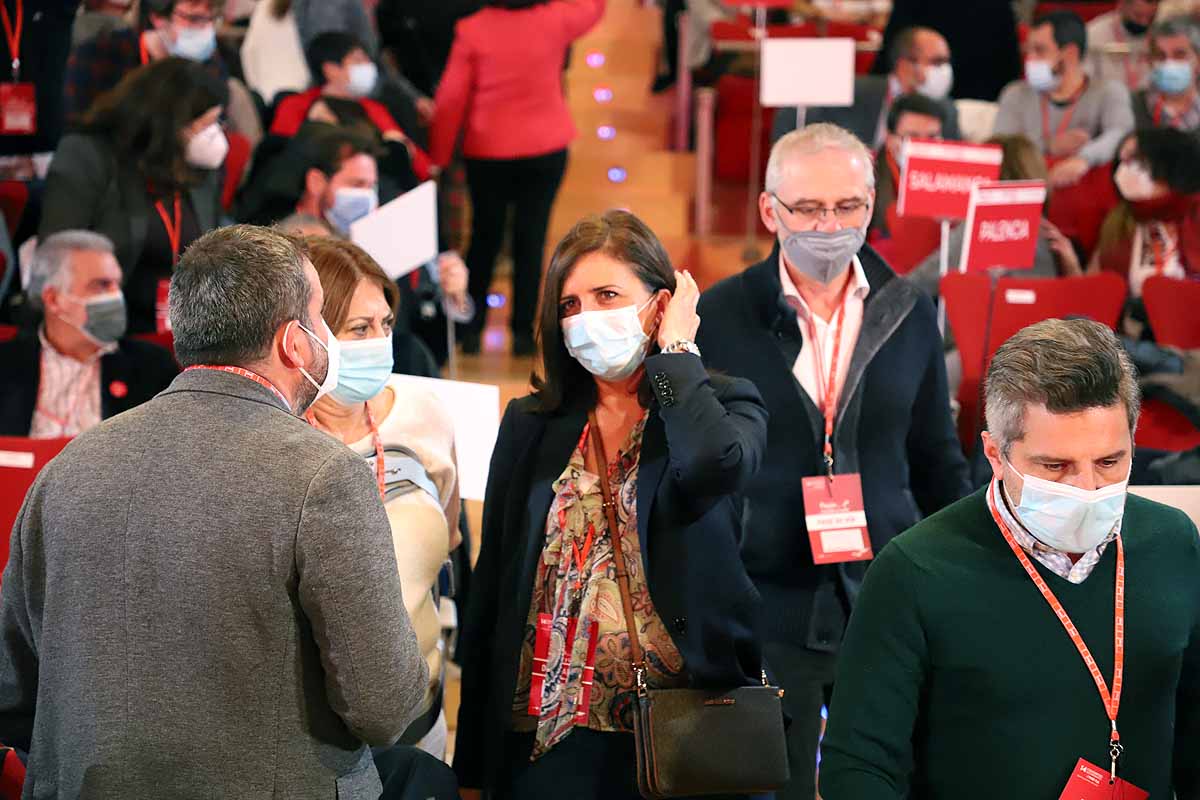 Demetrio Madrid, último presidente de Castilla y León del PSOE, intenta quitar la mascarilla a Óscar López. 