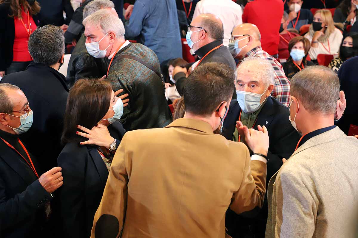 Demetrio Madrid, último presidente de Castilla y León del PSOE, intenta quitar la mascarilla a Óscar López. 