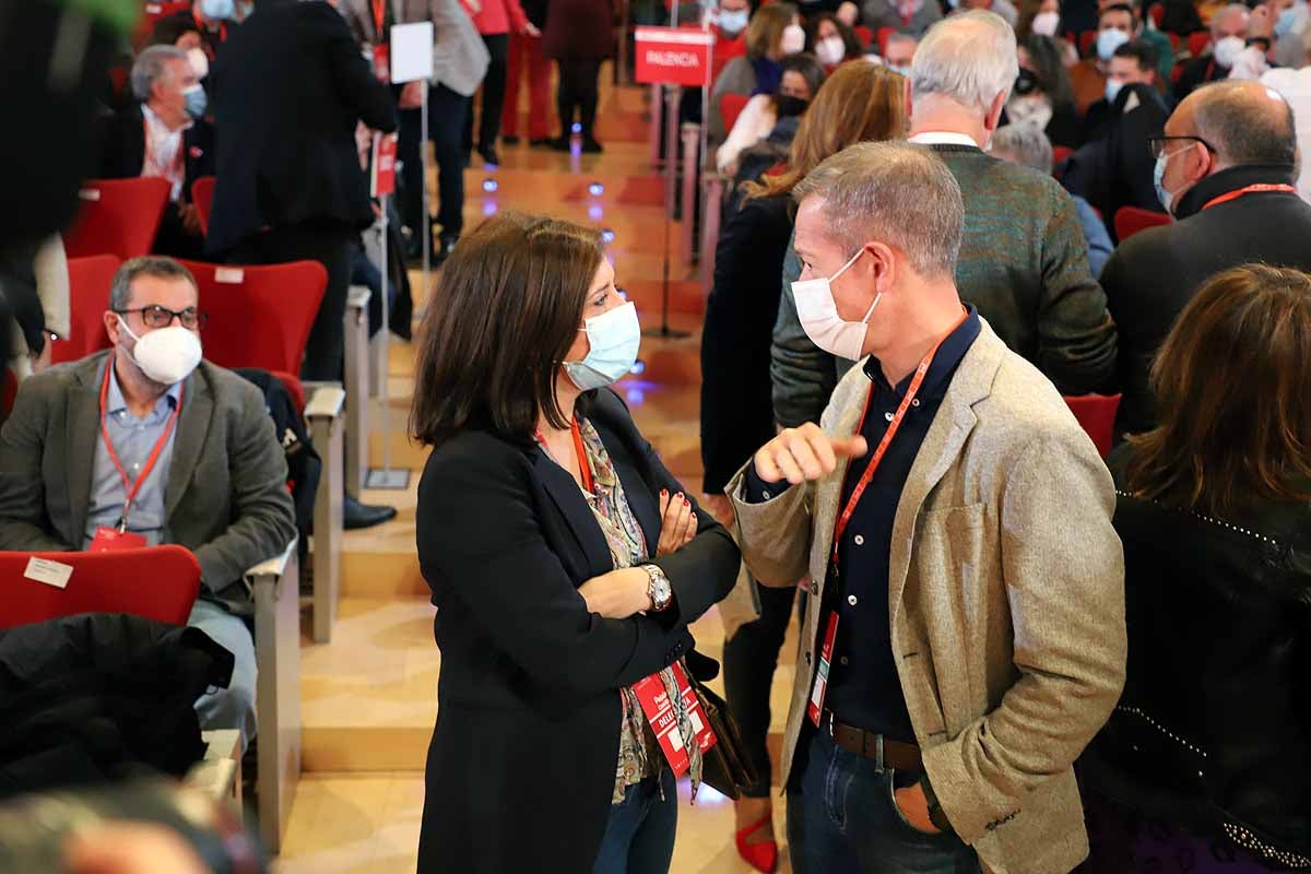 Demetrio Madrid, último presidente de Castilla y León del PSOE, intenta quitar la mascarilla a Óscar López. 