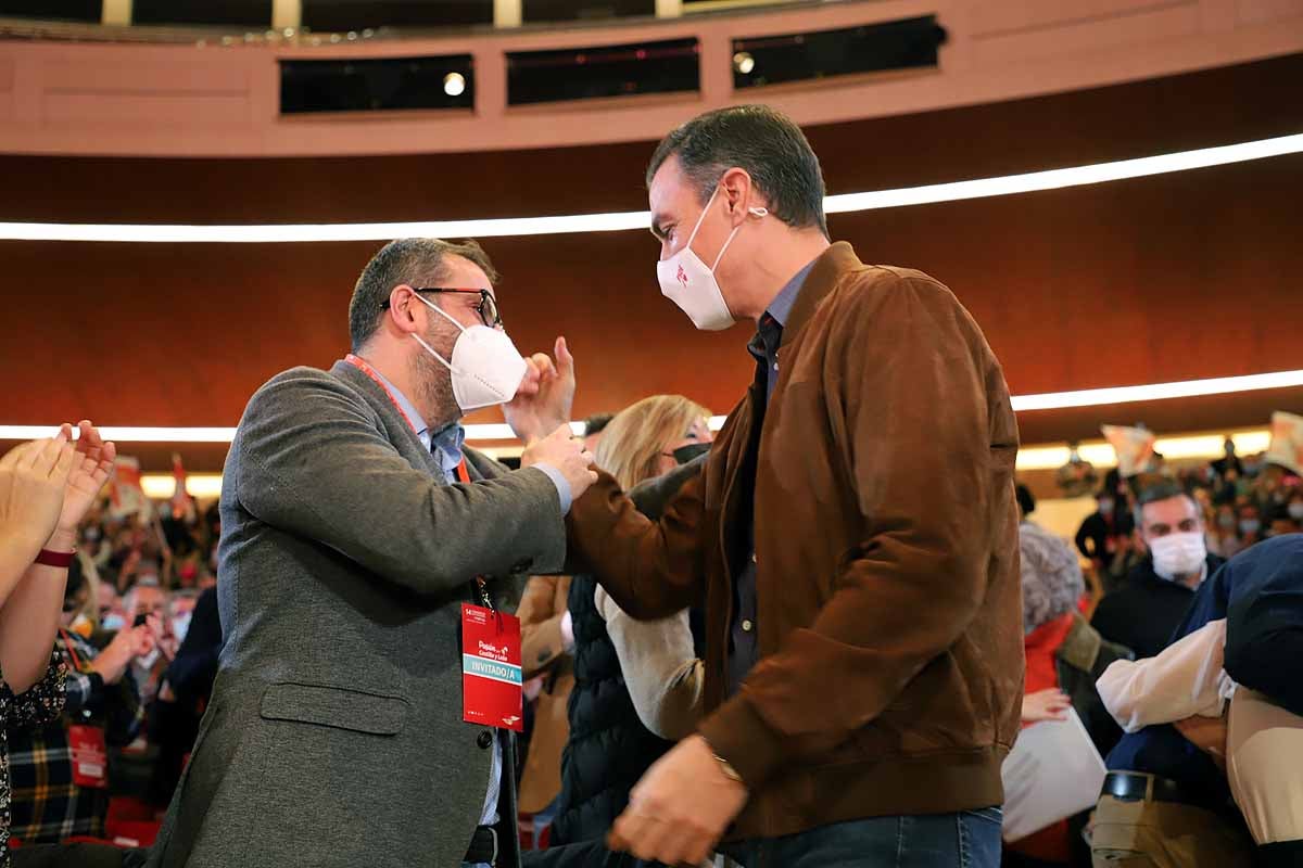 Demetrio Madrid, último presidente de Castilla y León del PSOE, intenta quitar la mascarilla a Óscar López. 