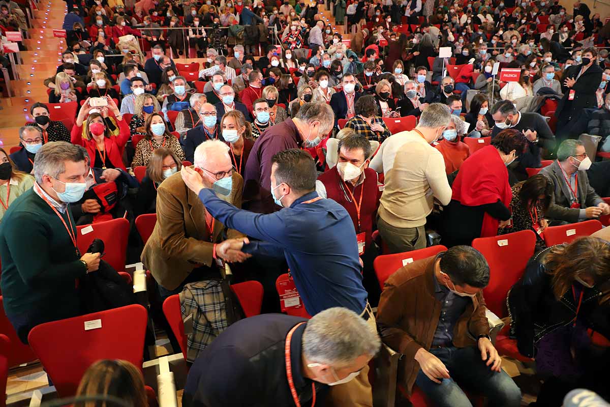 Demetrio Madrid, último presidente de Castilla y León del PSOE, intenta quitar la mascarilla a Óscar López. 