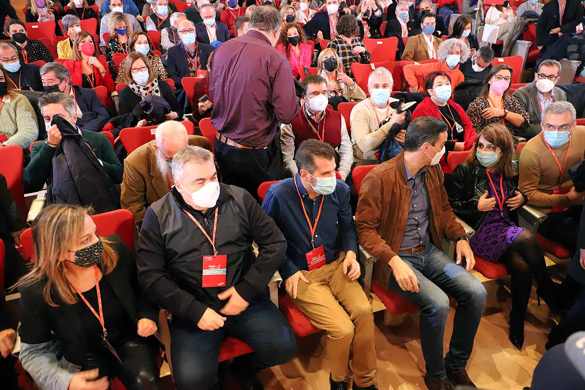 Demetrio Madrid, último presidente de Castilla y León del PSOE, intenta quitar la mascarilla a Óscar López. 