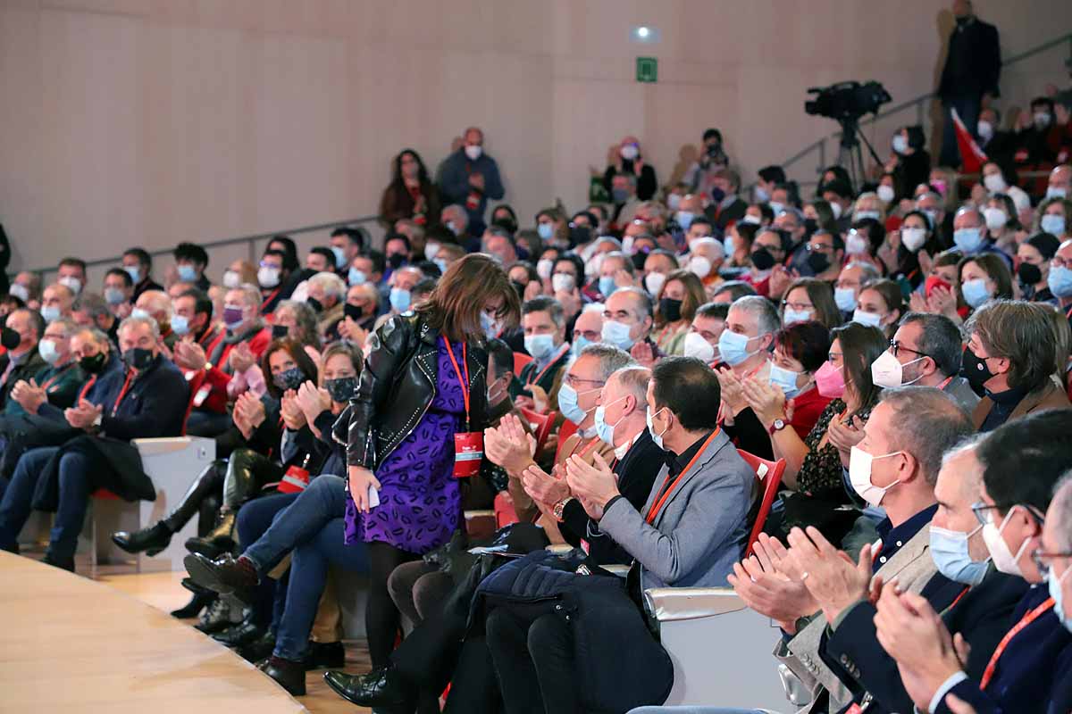 Demetrio Madrid, último presidente de Castilla y León del PSOE, intenta quitar la mascarilla a Óscar López. 