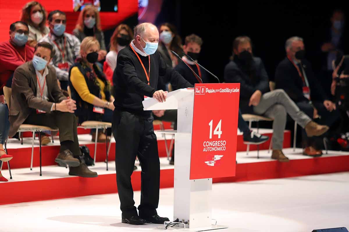 Demetrio Madrid, último presidente de Castilla y León del PSOE, intenta quitar la mascarilla a Óscar López. 