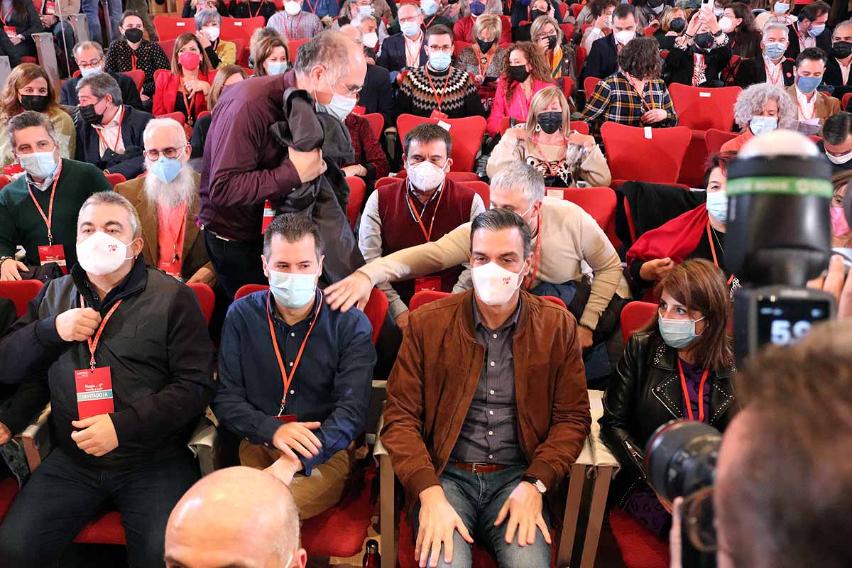 Demetrio Madrid, último presidente de Castilla y León del PSOE, intenta quitar la mascarilla a Óscar López. 