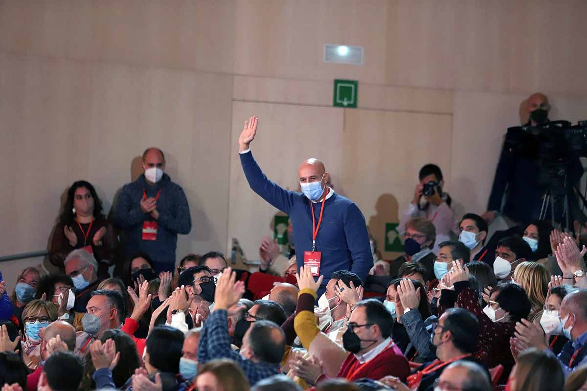 Demetrio Madrid, último presidente de Castilla y León del PSOE, intenta quitar la mascarilla a Óscar López. 