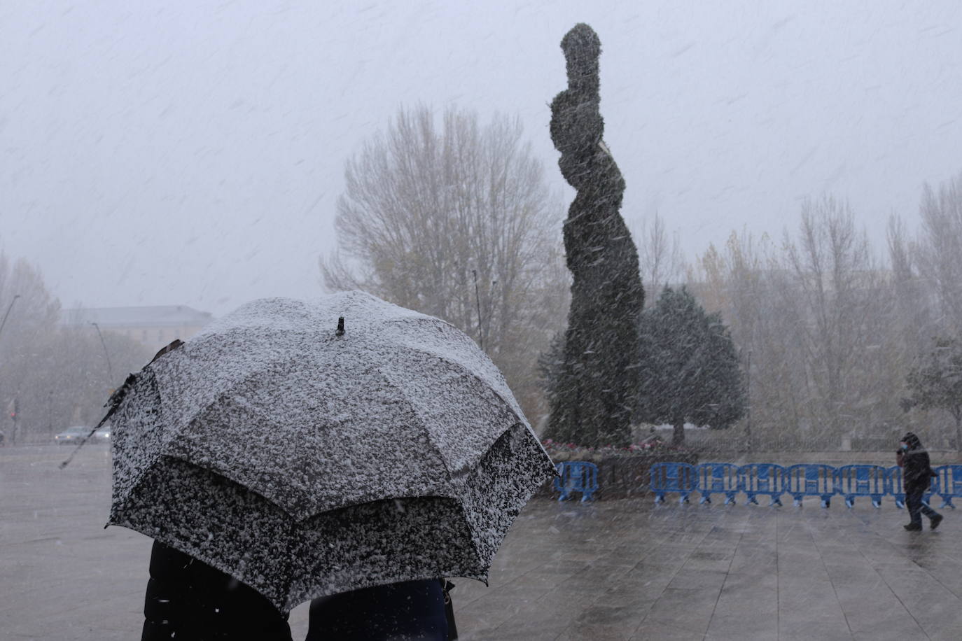 Las precipitaciones arrecian con fuerza durante media hora esta mañana en la capital.