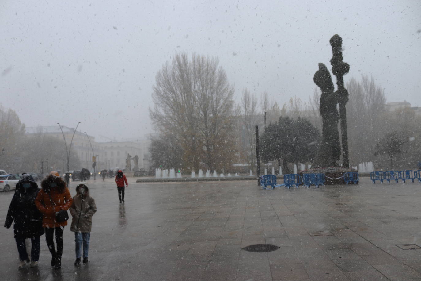 Las precipitaciones arrecian con fuerza durante media hora esta mañana en la capital.