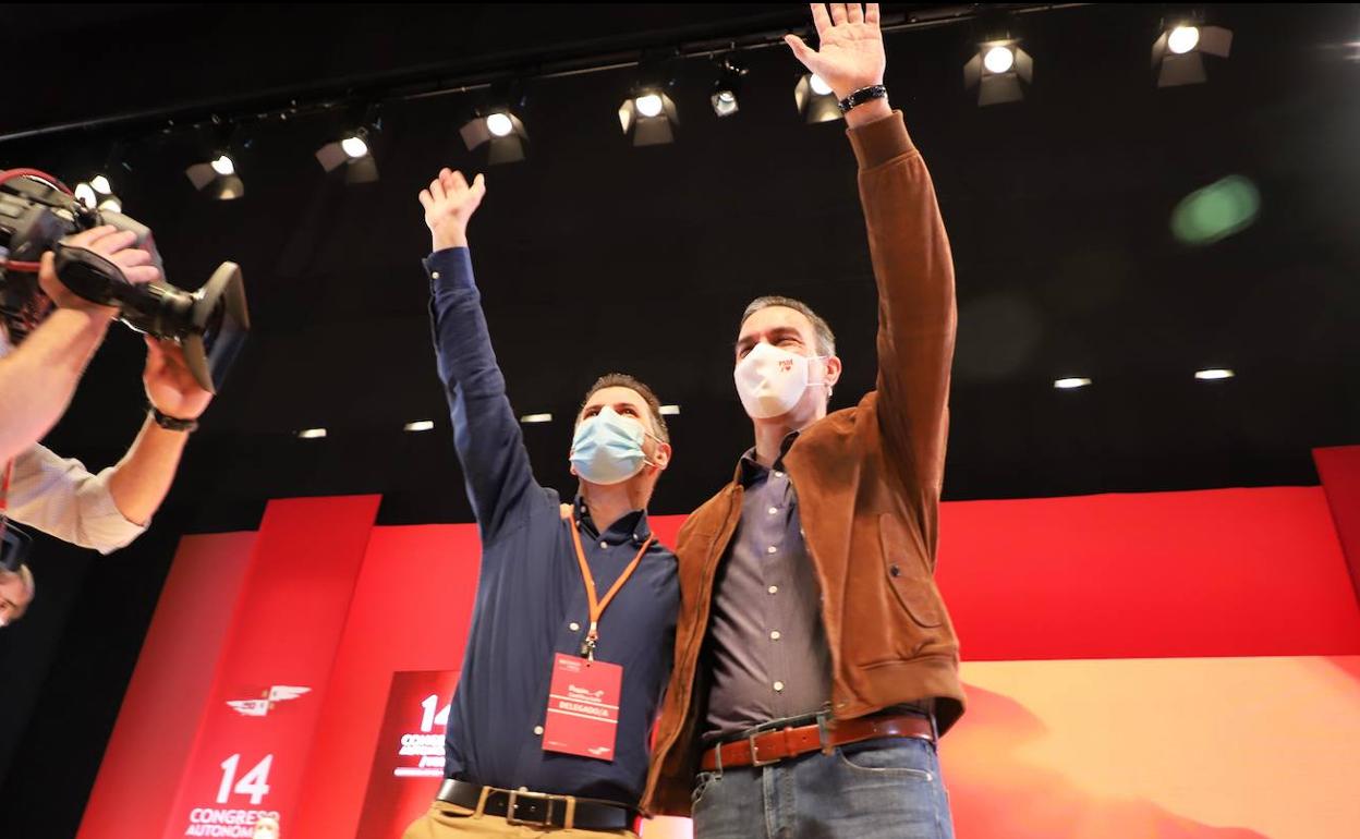 Luis Tudanca y Pedro Sánchez saludan a los asistentes al congreso del PSOE. 