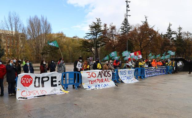 Protesta funcionarios antes del Congreso Autonómico del PSOE. 