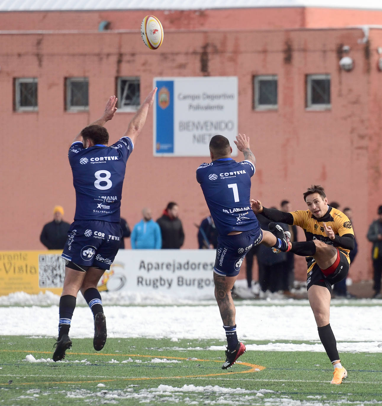 Empate entre burgaleses y sevillanos en un encuentro marcado por la nieve.