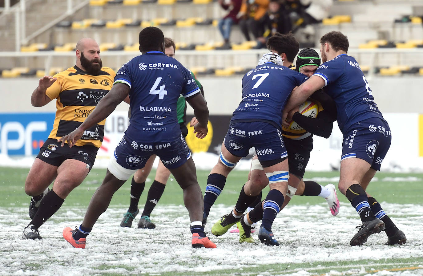 Empate entre burgaleses y sevillanos en un encuentro marcado por la nieve.