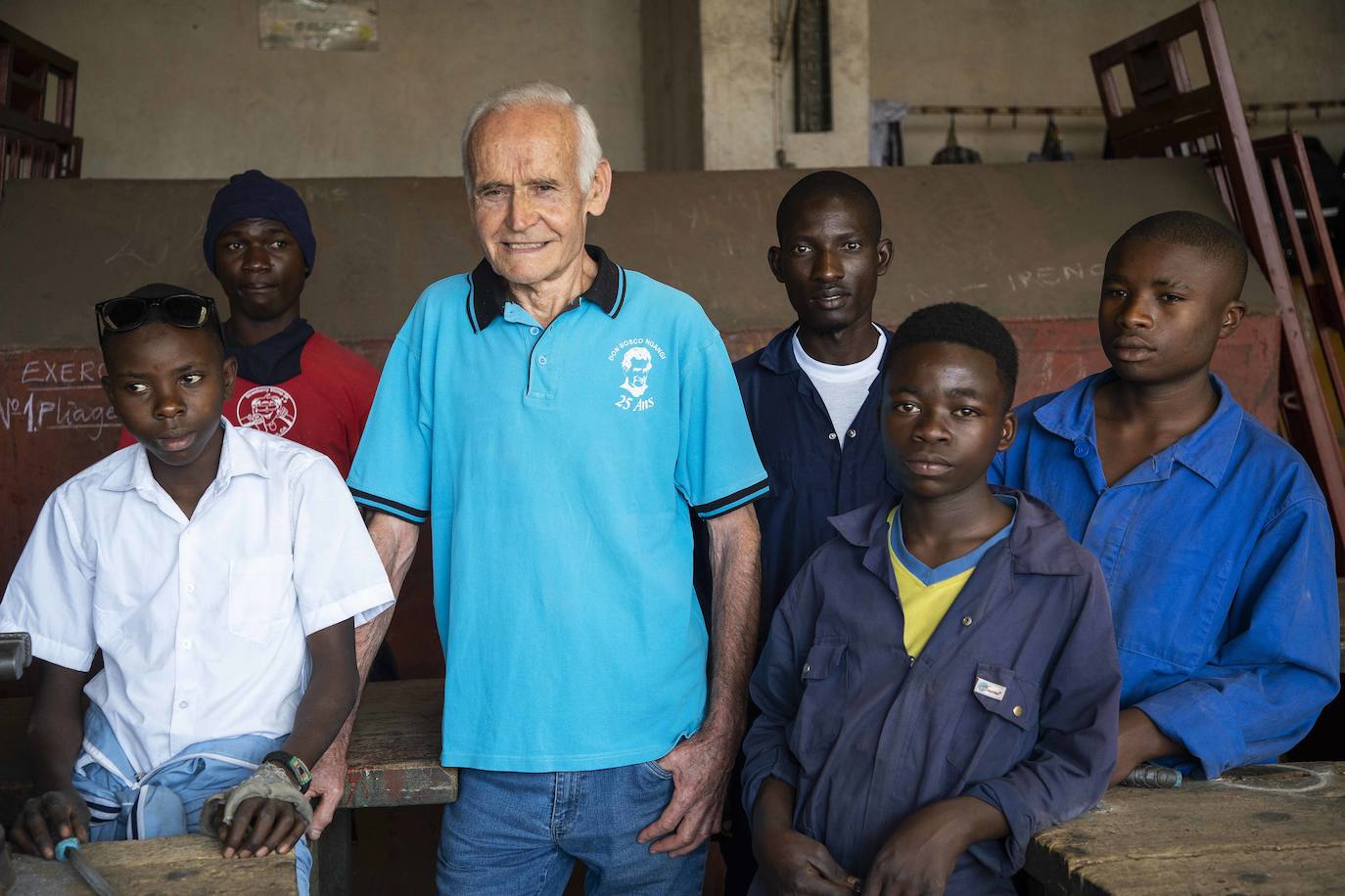 El misionero burgalés, Domingo de la Hera, junto a los alumnos de carpintería en el Centro Ngangi en Goma (Congo), donde desarrolla su labor