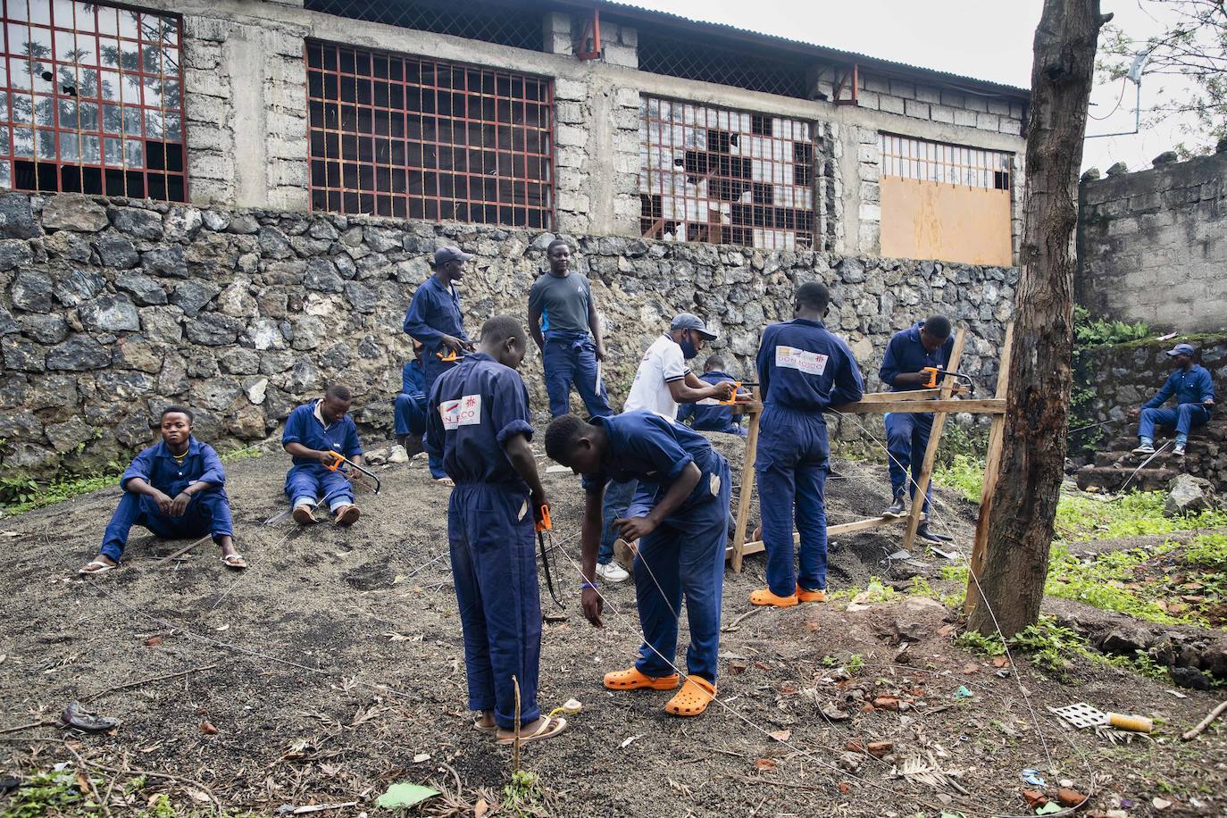 Niños soldado realizan prácticas en los talleres de formación profesional en el Centro Ngangi Don Bosco de Goma (Congo)