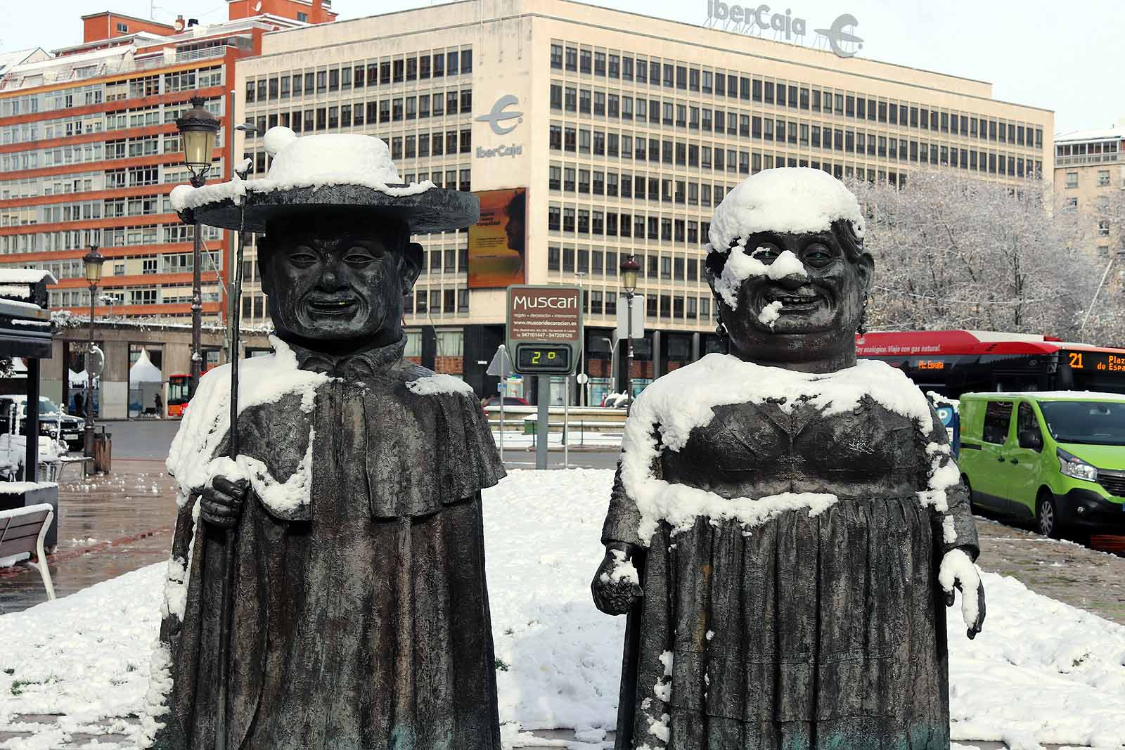 La capital amanece blanca tras la nieve de la pasada noche.