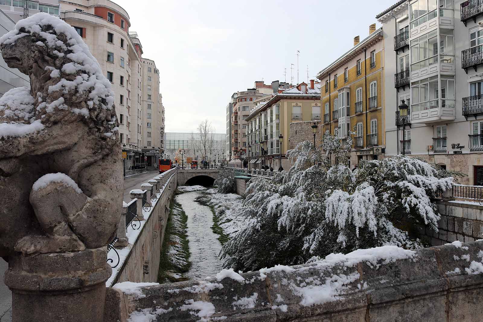 La capital amanece blanca tras la nieve de la pasada noche.