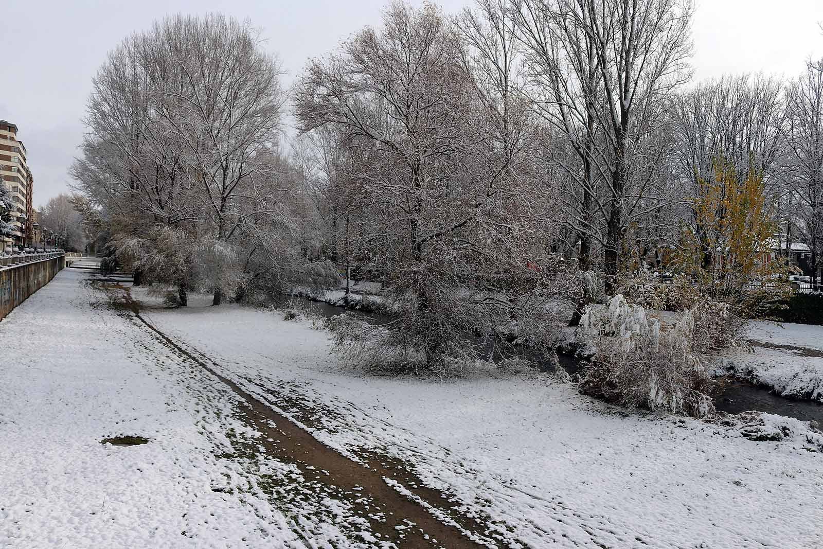 La capital amanece blanca tras la nieve de la pasada noche.