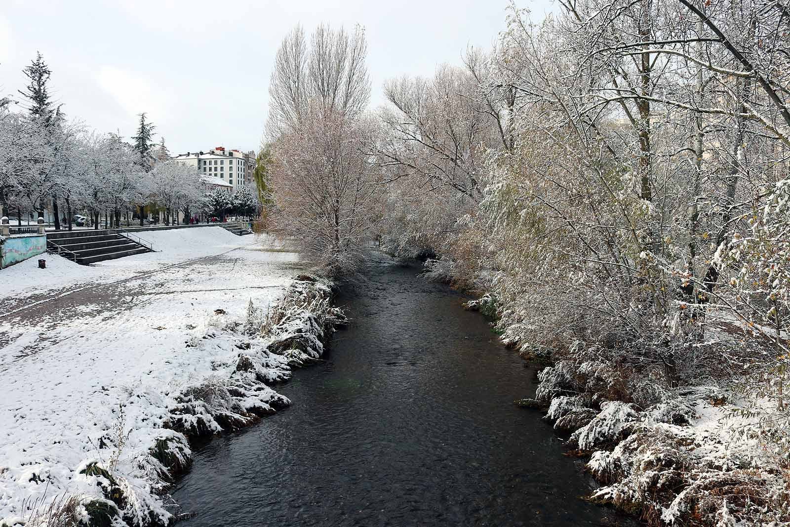 La capital amanece blanca tras la nieve de la pasada noche.