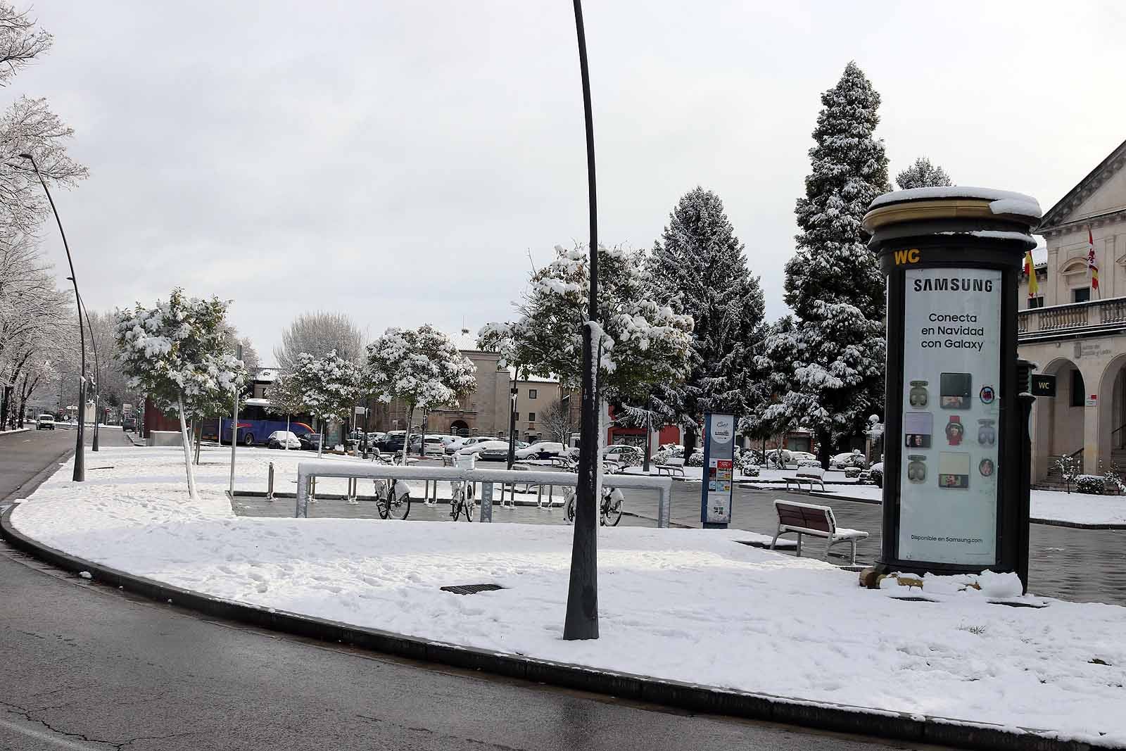 La capital amanece blanca tras la nieve de la pasada noche.