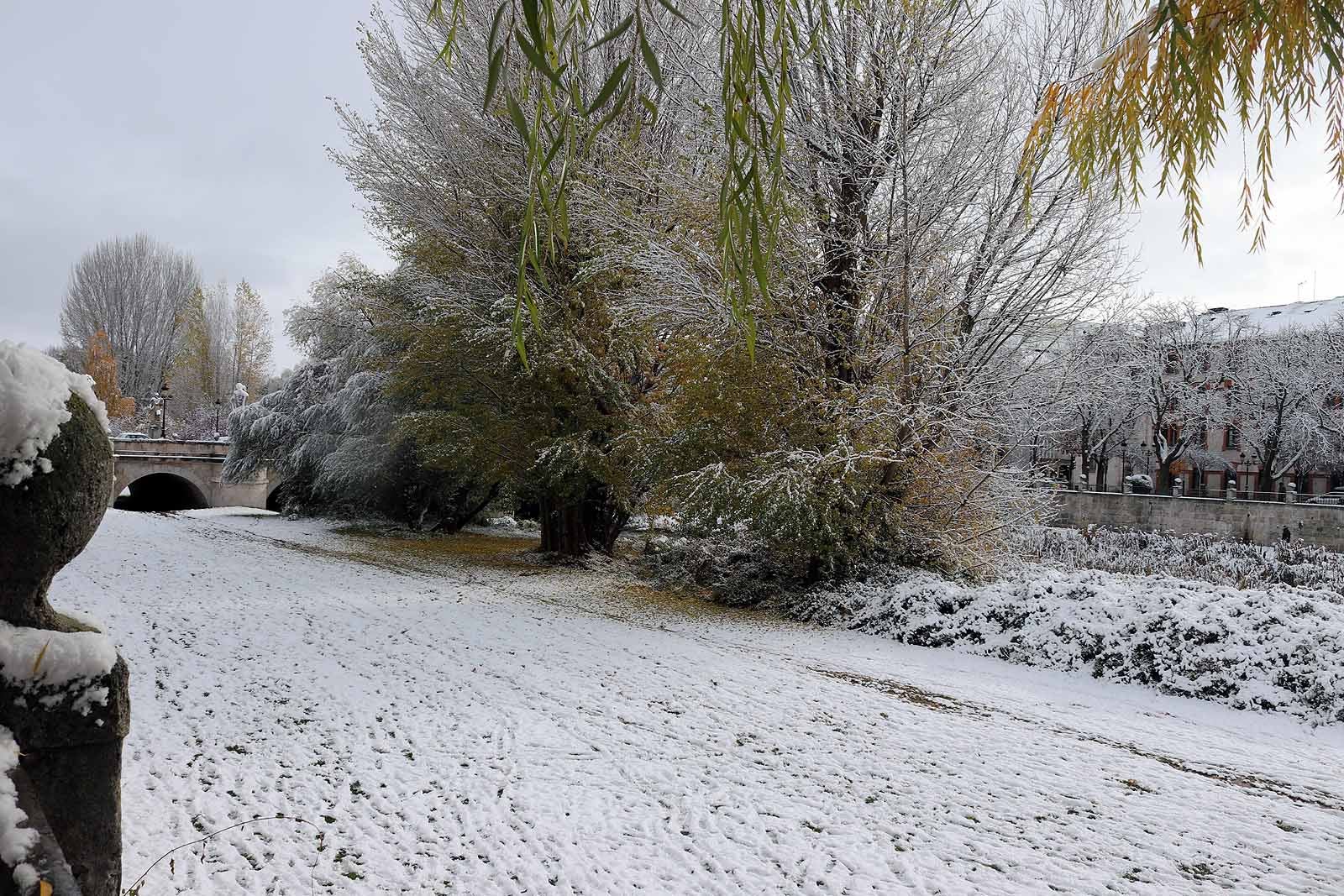La capital amanece blanca tras la nieve de la pasada noche.