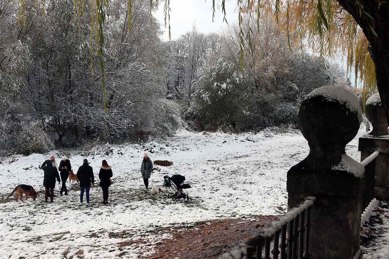 La capital amanece blanca tras la nieve de la pasada noche.