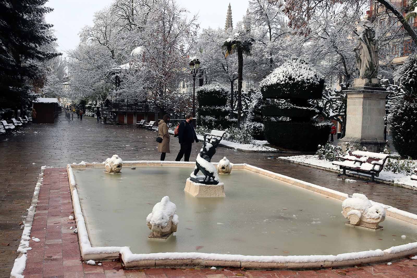 La capital amanece blanca tras la nieve de la pasada noche.