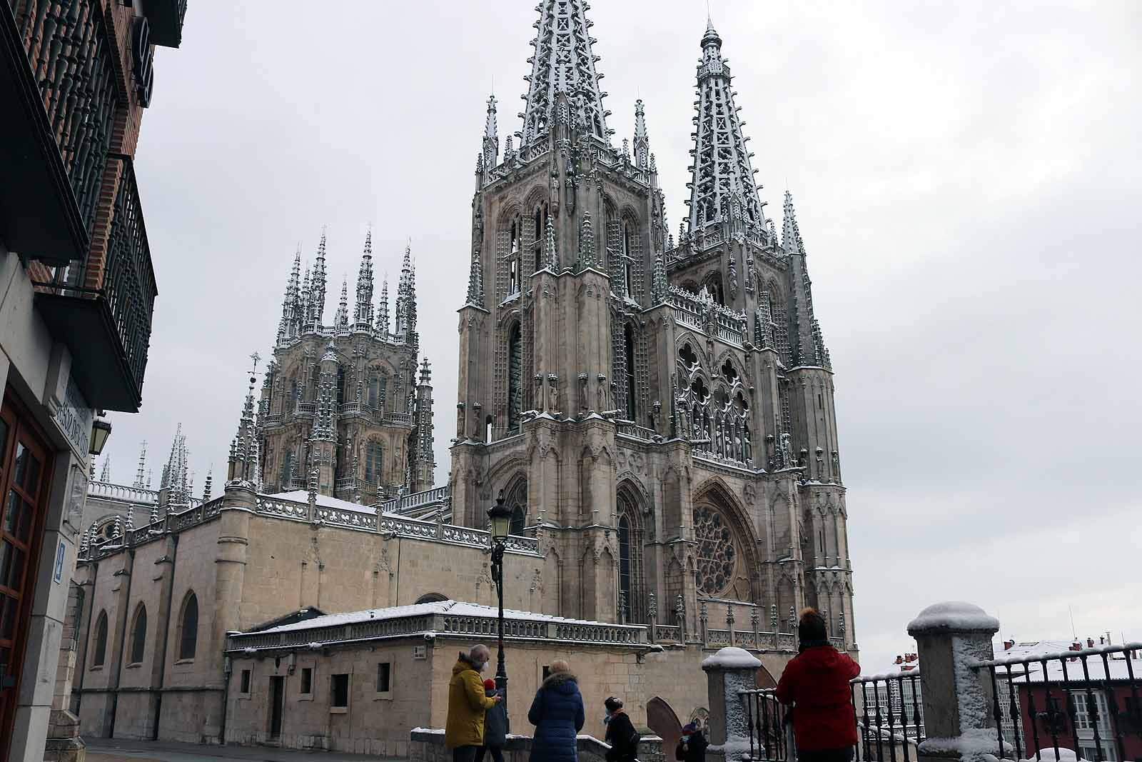 La capital amanece blanca tras la nieve de la pasada noche.