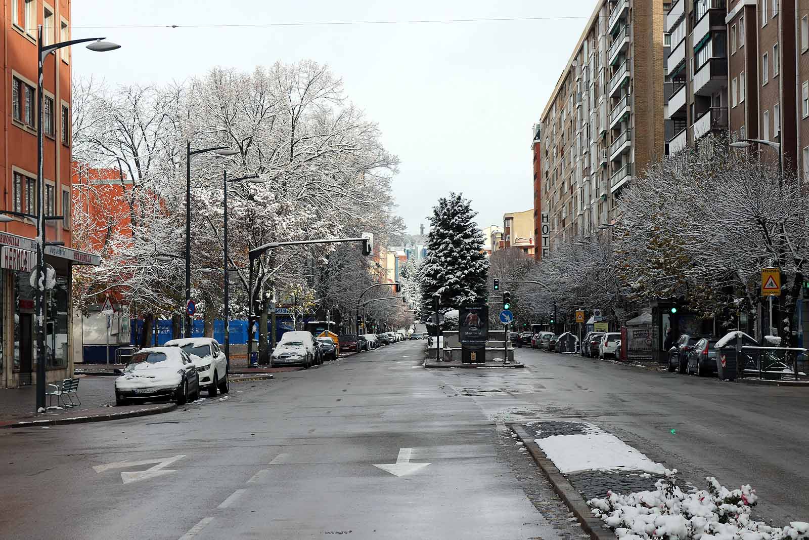 La capital amanece blanca tras la nieve de la pasada noche.