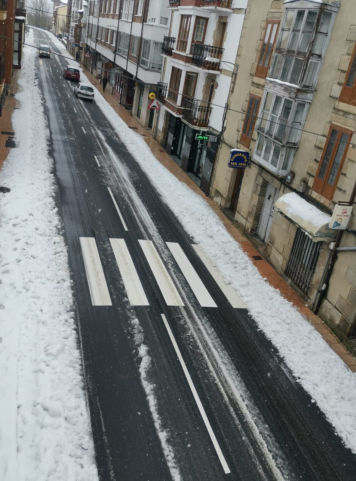 Fotos: La nieve aprovecha la noche para cubrir la provincia