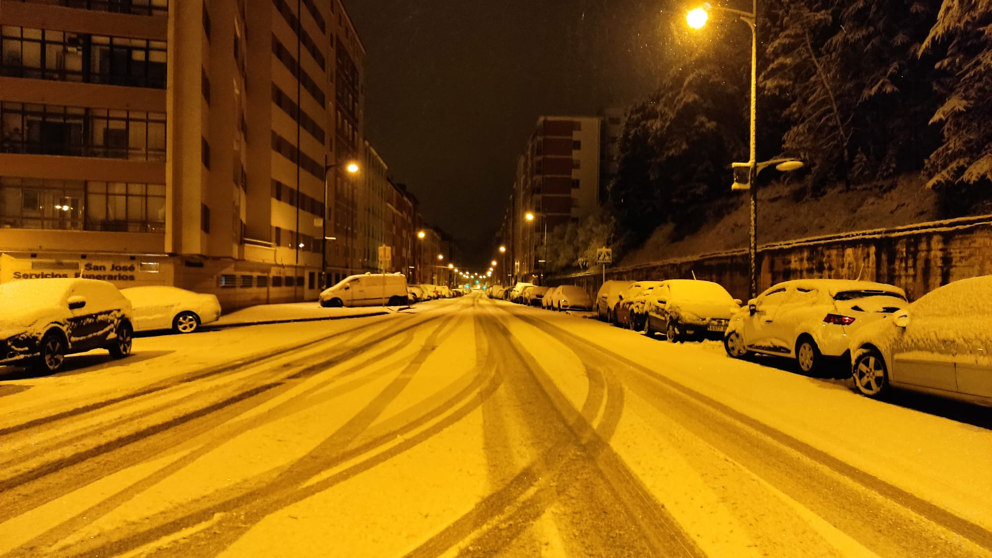 Fotos: La nieve aprovecha la noche para cubrir la provincia