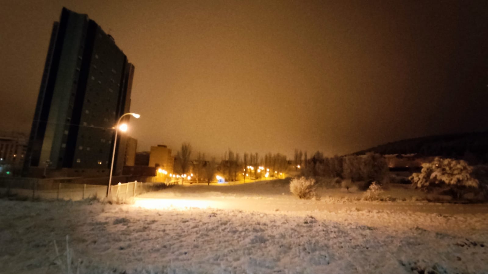 Fotos: La nieve aprovecha la noche para cubrir la provincia