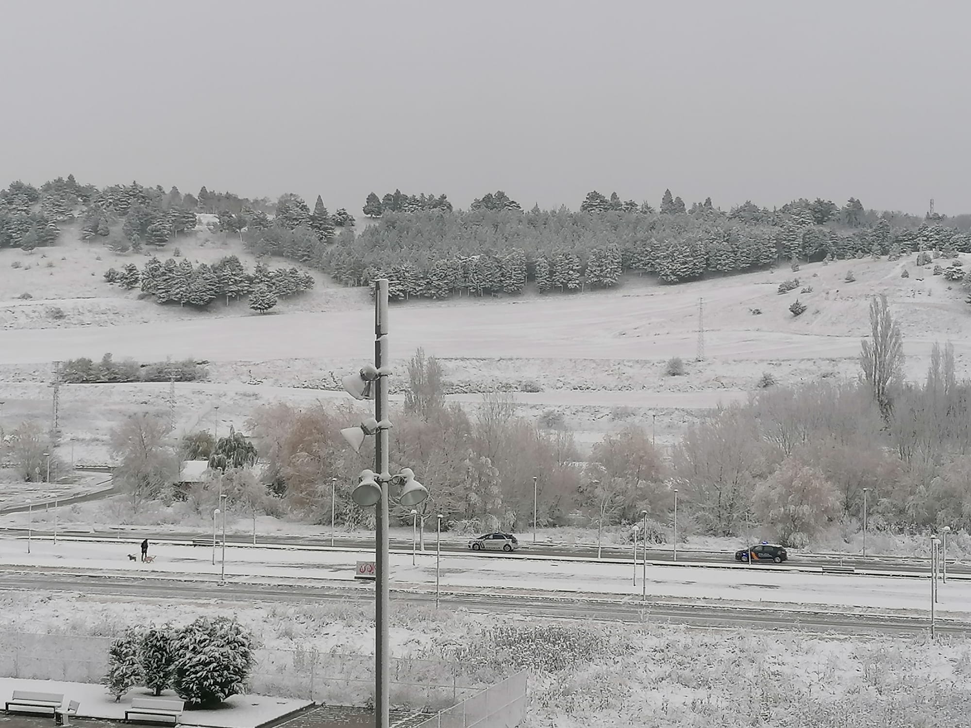 Fotos: La nieve aprovecha la noche para cubrir la provincia