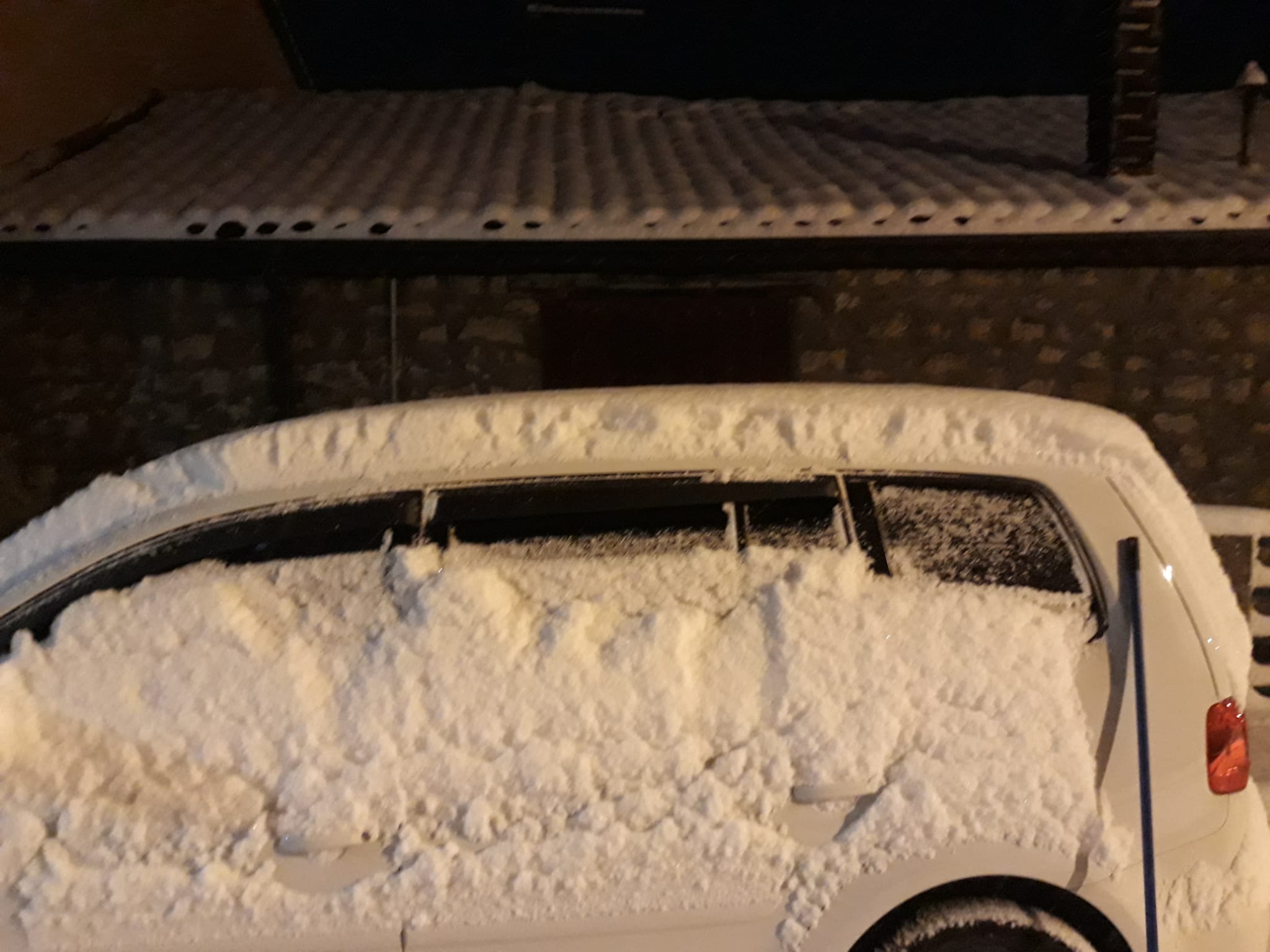 Fotos: La nieve aprovecha la noche para cubrir la provincia