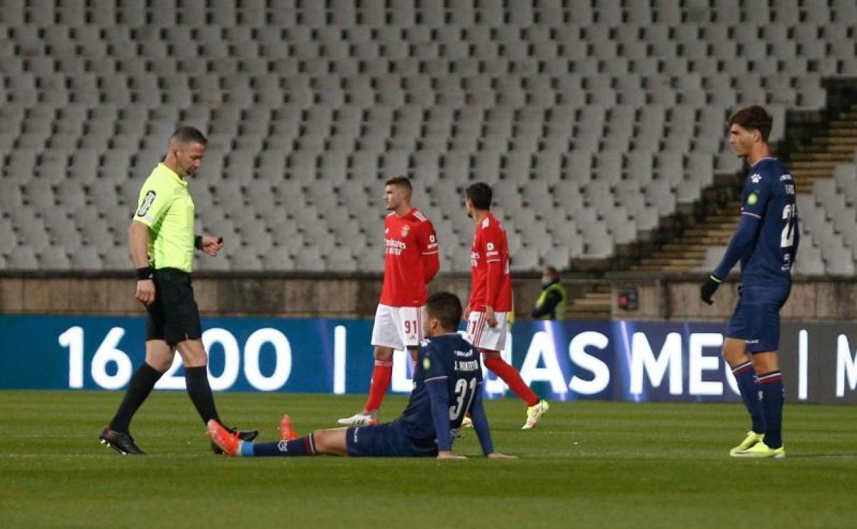 Momento en el que al árbitro no le quedó más remedio que suspender el Belenenses-Benfica. 