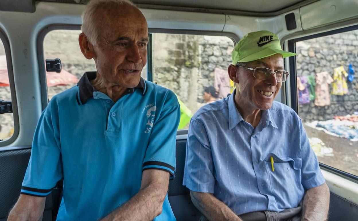 Los salesianos burgaleses, Honorato Alonso (D), y Domingo de la Hera, en el coche camino del Centro Ngangi Don Bosco en Goma (Congo). 