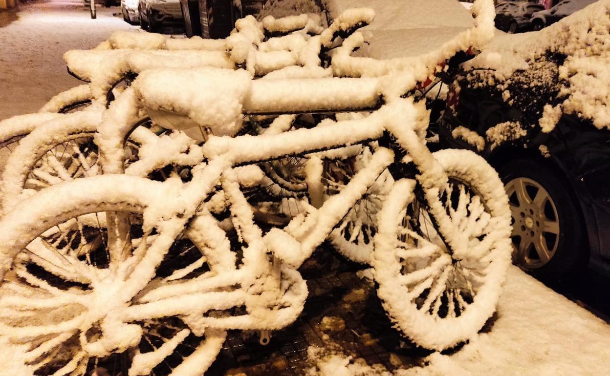 De madrugada comenzó a nevar en la capital. 