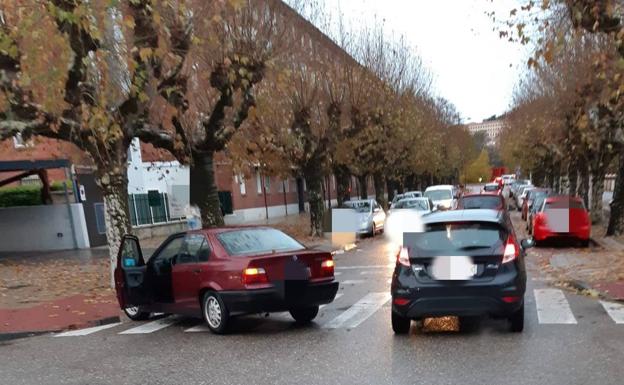 Un accidente obliga a cortar el tráfico en José Luis Santa María con Conde de Guadalhorce