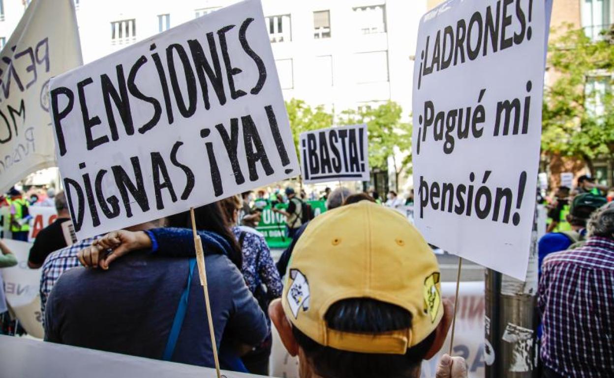 Una manifestación en Madrid protesta contra el recorte en pensiones. 