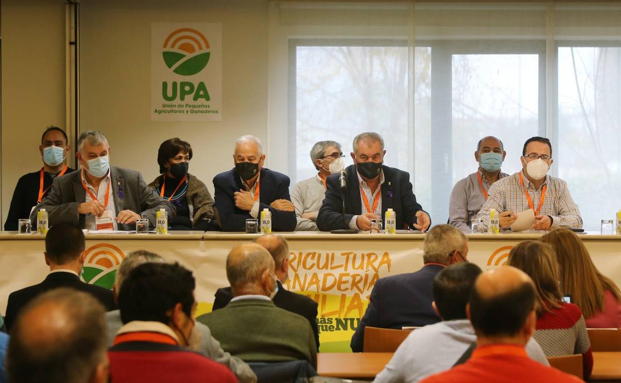 Aurelio González, segundo por la derecha, junto al resto de representantes de la organización. 