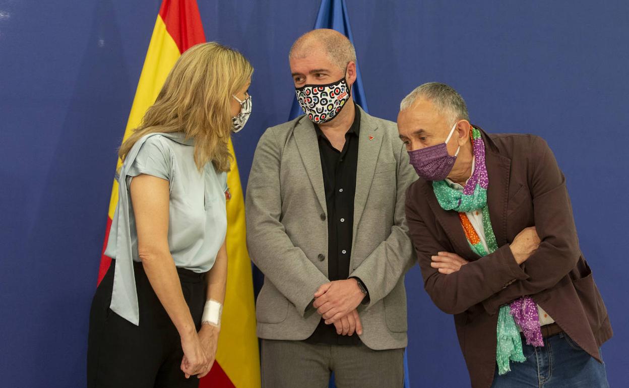 Yolanda Díaz, junto a Unai Sordo y Pepe Álvarez. 