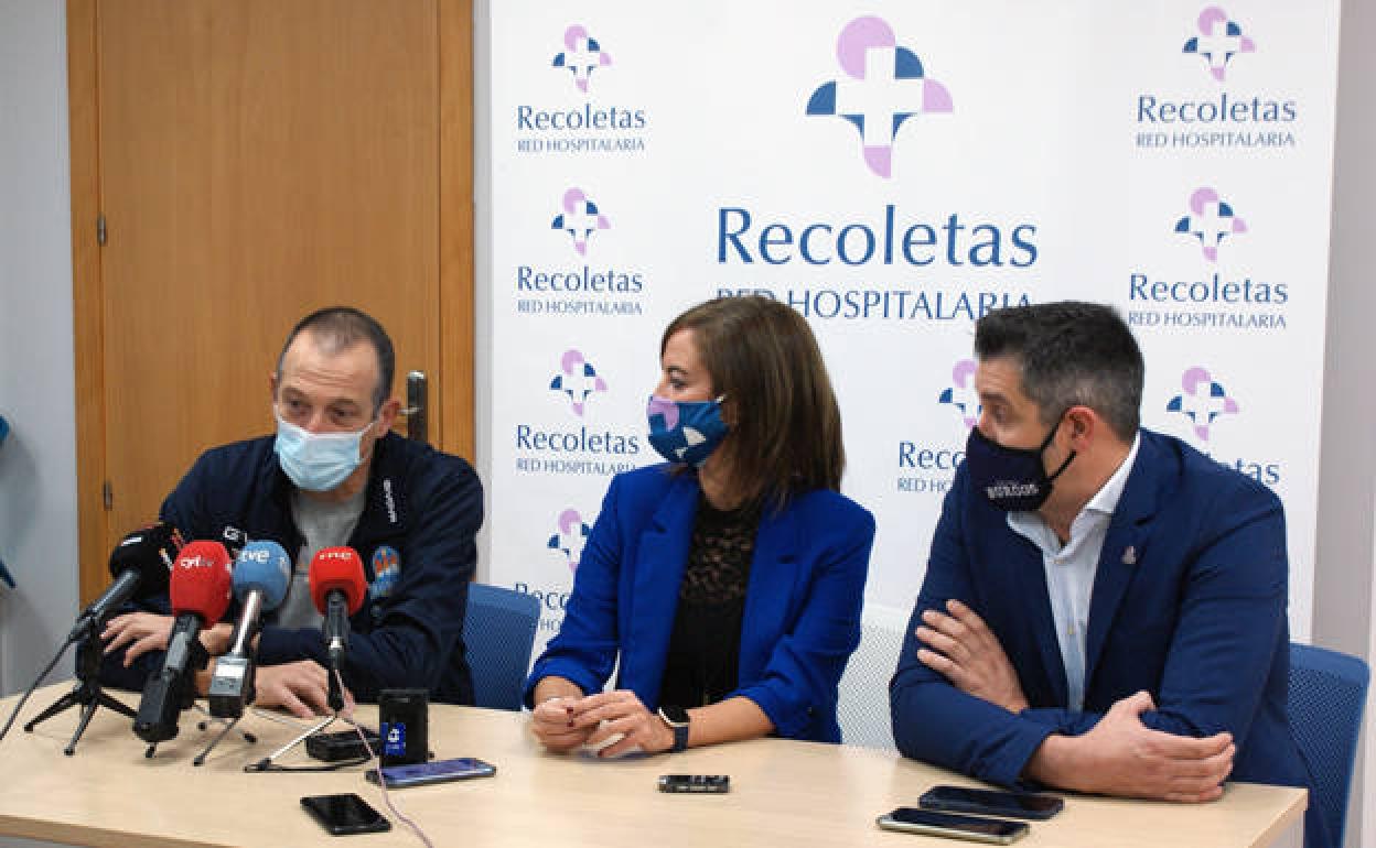 Presentación de Salva Maldonado (izda.). 