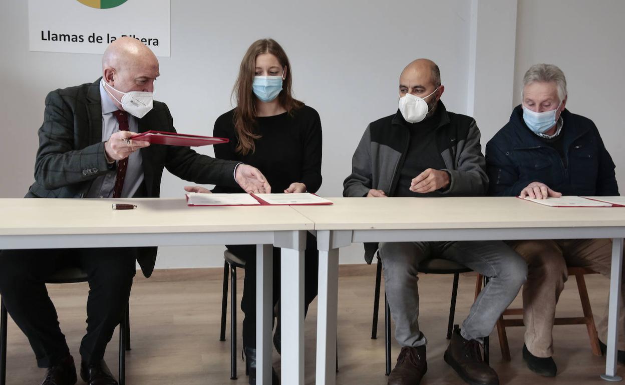 Momento de la firma del convenido entre la Consejería y tres comunidades de regantes. 