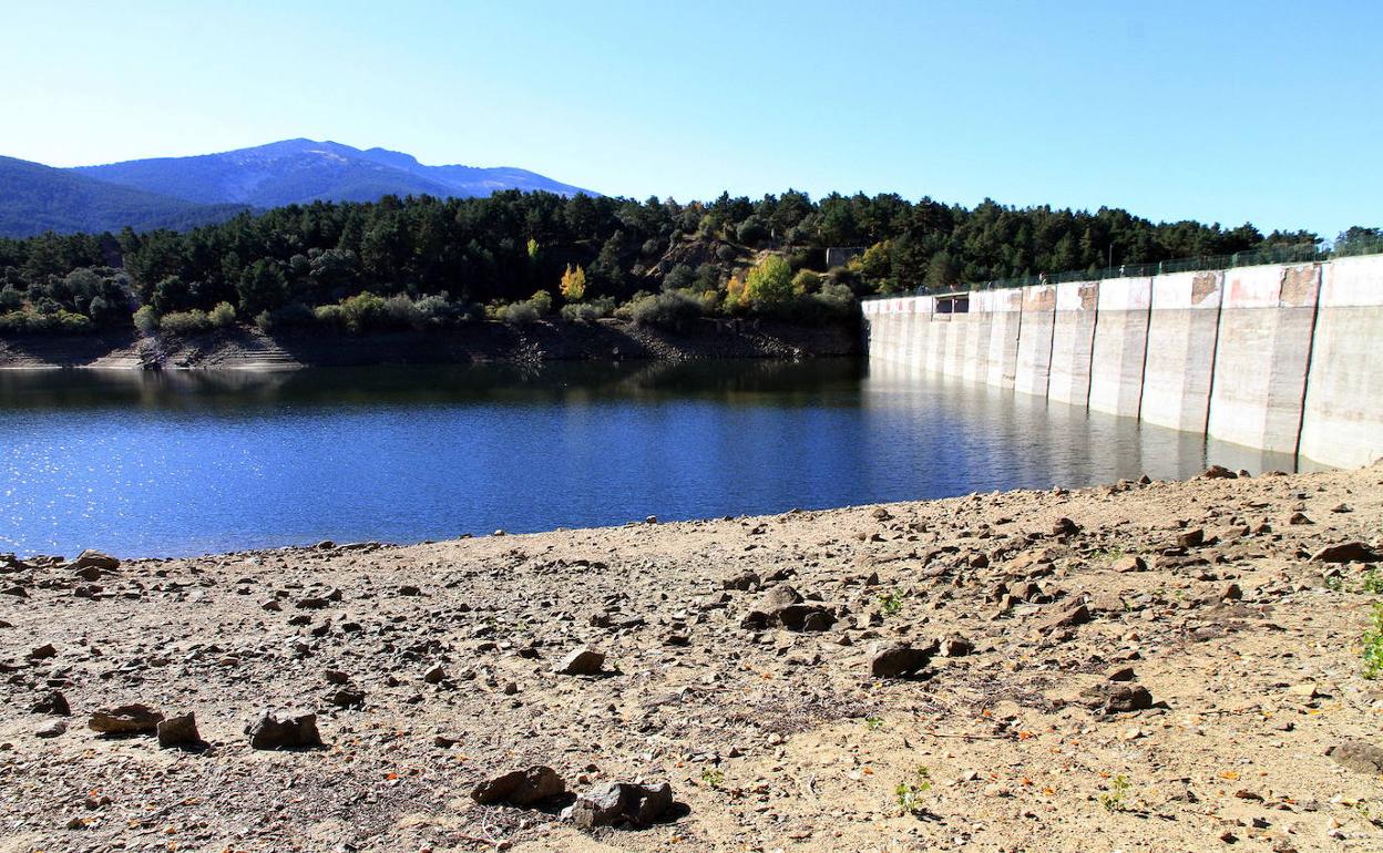 Embalse de Puente Alta en Segovia a finales de octubre. 