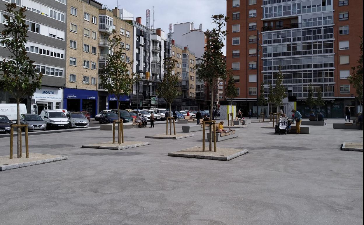 Nada más finalizar las obras de la Plaza de Santiago aparecieron nuevas goteras. 