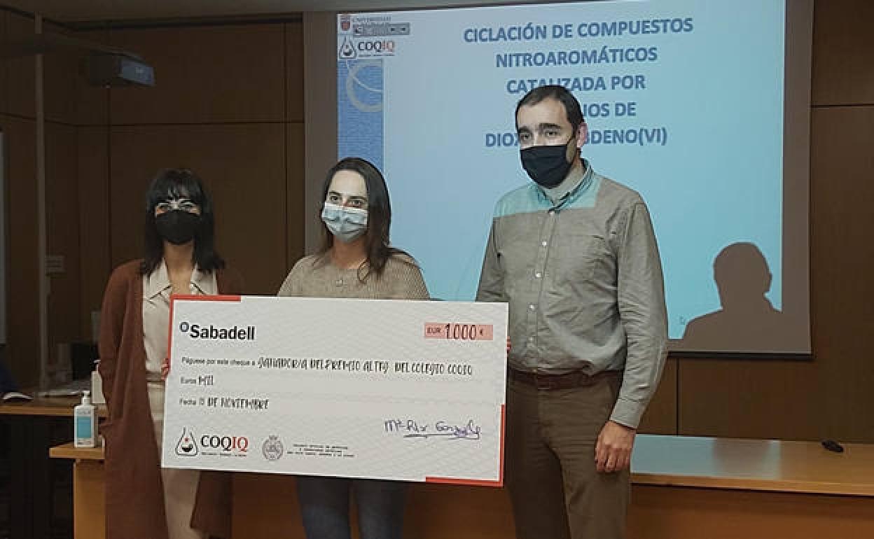 Sara Gómez muestra el premio del concurso. 