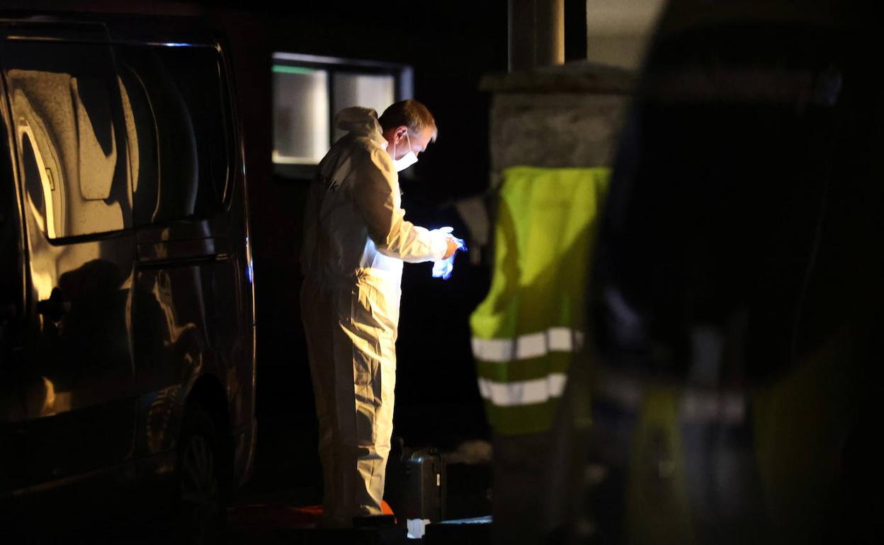 Un forense examina los cuerpos hallados por la Policia en la ciudad alemana de Senzig.