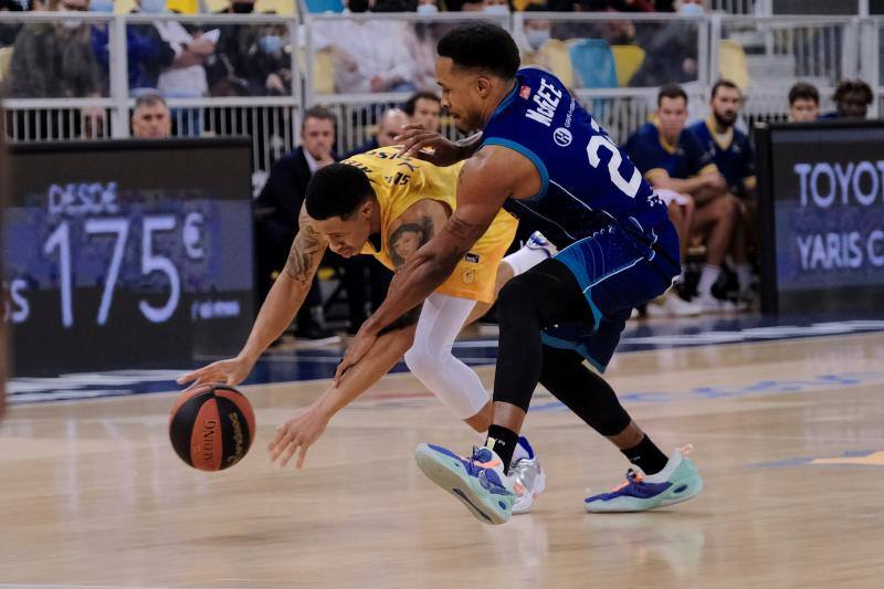 McGee trata de robar el balón al jugador de Gran Canaria.