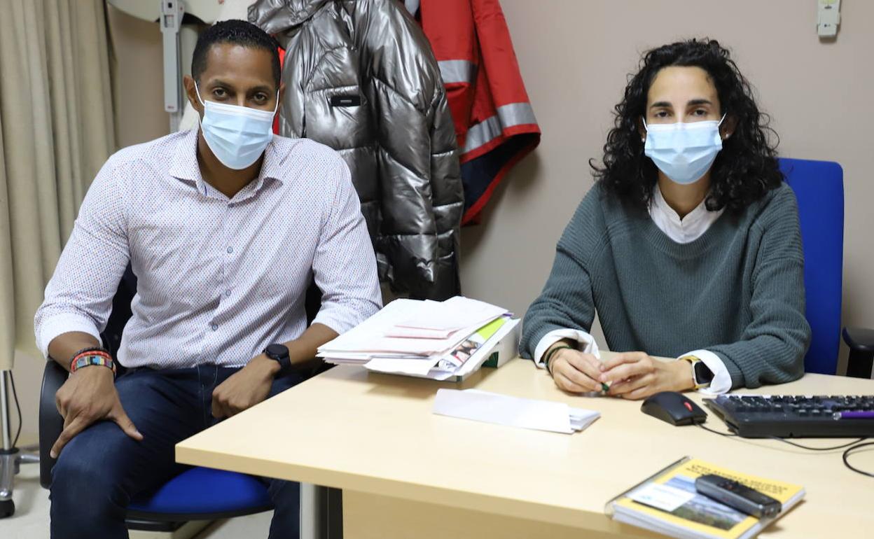 Aury Castillo y Teresa Delgado en el centro de salud de Briviesca. 